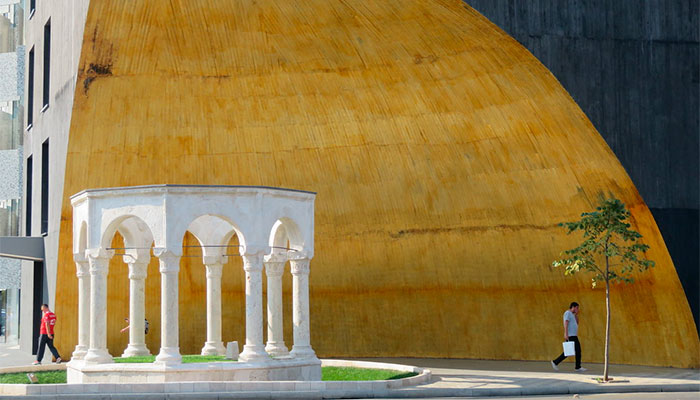 Могила бывшего правителя Тираны Каплан-паши находится в самом центре города